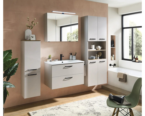 Modernes Badmöbel-Set in Hellgrau mit Waschbeckenunterschrank, Spiegelschrank mit Beleuchtung und Hochschränken in einem hellen Badezimmer.