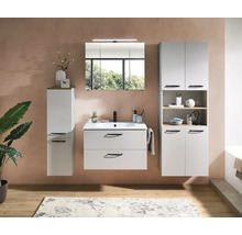 Modernes Badezimmermöbel-Set in Weiß mit Waschtisch, Spiegelschrank, zwei Schränken, schwarzen Griffen und hellen Holzelementen.