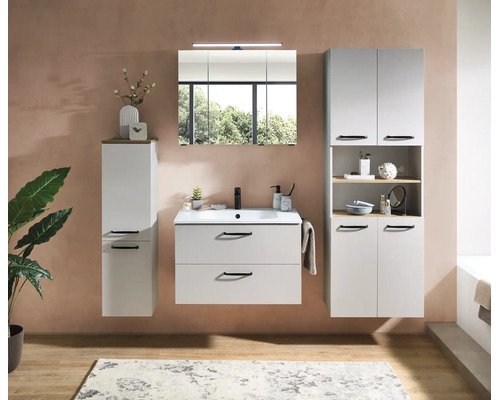 Modernes Badezimmermöbel-Set in Weiß mit Waschtisch, Spiegelschrank, zwei Schränken, schwarzen Griffen und hellen Holzelementen.