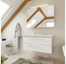Modernes Badezimmer mit weißem Waschtisch, zwei Laden, Keramikwaschbecken und Spiegelschrank mit LED unter einer Dachschräge.