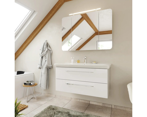 Modernes Badezimmer mit weißem Waschtisch, zwei Laden, Keramikwaschbecken und Spiegelschrank mit LED unter einer Dachschräge.
