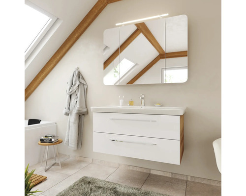 Modernes Badezimmer mit weißem Waschtischunterschrank, dreiteiligem Spiegelschrank mit Beleuchtung und sichtbaren Holzbalken an der Dachschräge.