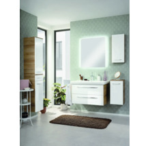 Modernes Badezimmermöbel-Set mit weißem Waschtischunterschrank, beleuchtetem Spiegel und Schränken in Holzoptik in hellem Badezimmer.