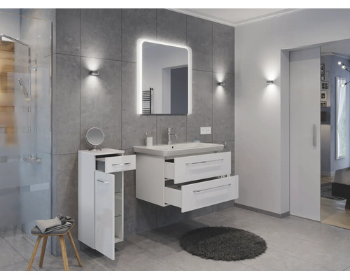 Modernes Badezimmer mit weißem Waschtischunterschrank, Waschbecken, beleuchtetem Spiegel und Seitenschrank vor grauen Fliesen.