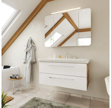 Modernes Badezimmer mit weißem Waschtischunterschrank, dreiteiligem Spiegelschrank mit Beleuchtung und sichtbaren Holzbalken an der Dachschräge.