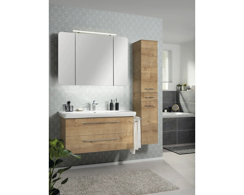 Hell gestaltetes Badezimmer mit modernem Badmöbel-Set in Holzoptik, bestehend aus Waschbeckenunterschrank, Spiegelschrank mit Licht und Hochschrank.