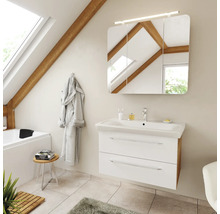 Modernes Badezimmermöbel-Set mit weißem Unterschrank, Waschtisch und Spiegelschrank in einem hellen Badezimmer mit Dachschräge und Holzbalken.