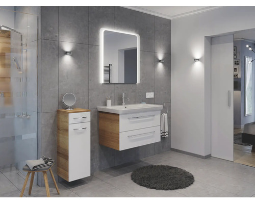 Modernes Badezimmer mit hängendem Waschtisch in Weiß und Holzoptik, LED-Spiegel und grauen Wandfliesen.
