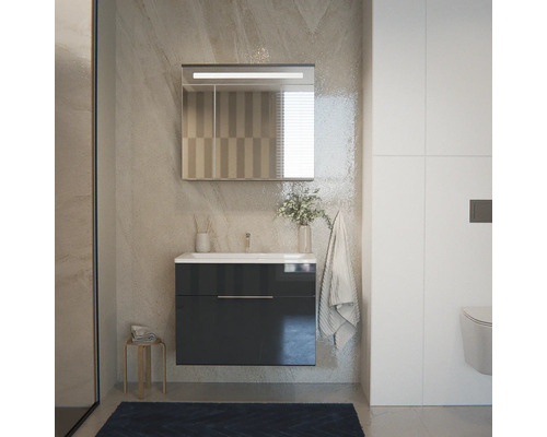 Modernes Badezimmer mit dunkelgrauem Wand-Waschtischunterschrank, weißem Waschbecken und Spiegelschrank mit LED-Beleuchtung an strukturierter Wand.