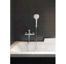 Badewannenarmatur aus Chrom mit Handbrause und Brauseschlauch an einer gefliesten Wand über einer Badewanne.