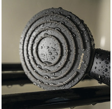 Mattschwarze Hansgrohe Handbrause mit kreisförmiger Strahlscheibe und Wassertropfen, Hansgrohe Logo.