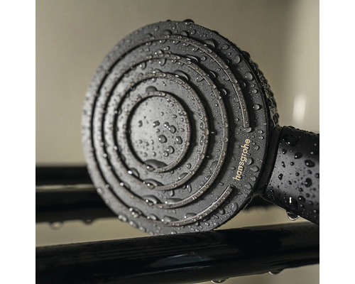Mattschwarze Hansgrohe Handbrause mit kreisförmiger Strahlscheibe und Wassertropfen, Hansgrohe Logo.