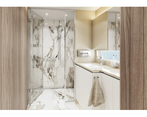 Modernes Badezimmer mit Glasduschkabine, Fliesen in Marmoroptik und weißem Waschtisch. Helle und organisierte Gestaltung.