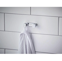 Hansgrohe Doppel-Handtuchhaken aus Chrom an einer Fliesenwand mit aufgehängtem Handtuch.