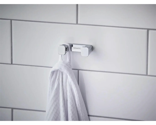 Hansgrohe Doppel-Handtuchhaken aus Chrom an einer Fliesenwand mit aufgehängtem Handtuch.