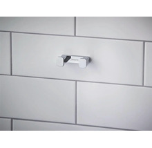 Hansgrohe Doppelhaken aus verchromtem Metall für das Badezimmer, montiert an einer Fliesenwand.