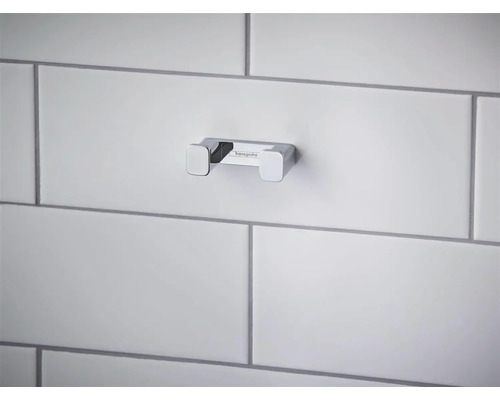 Hansgrohe Doppelhaken aus verchromtem Metall für das Badezimmer, montiert an einer Fliesenwand.