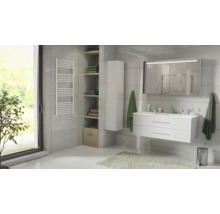 Modernes Badezimmer mit weißem Waschbeckenunterschrank, Spiegelschrank, Hochschrank und weißem Handtuchheizkörper vor grauen Fliesen.