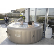 Lay-Z-Spa Palm Springs aufblasbarer Whirlpool auf einer modernen Terrasse mit drei Personen, die das sprudelnde Wasser genießen.