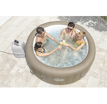 Vier Personen in einem runden aufblasbaren Whirlpool Lay-Z-Spa Palm Springs auf einer Terrasse mit sprudelndem Wasser und externer Pumpe.