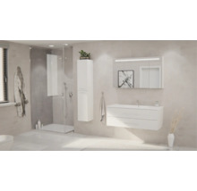 Modernes, helles Badezimmer mit weißem Waschtischunterschrank, Spiegelschrank mit Beleuchtung, Hochschrank und begehbarer Glasdusche.