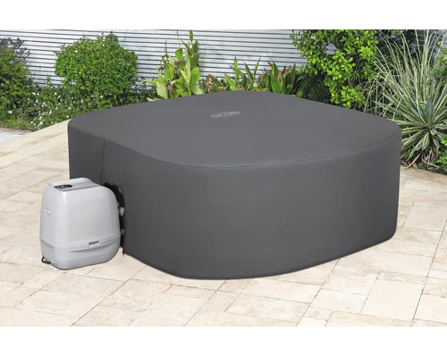 Quadratische Thermo-Abdeckung für aufblasbare Whirlpools auf einer gepflasterten Terrasse im Garten.