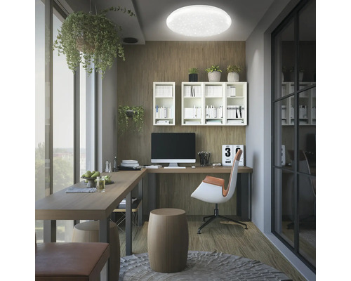 Helles, organisiertes Arbeitszimmer mit hölzernem Eckschreibtisch, weißem Bürostuhl, Wandregalen und einer runden Deckenleuchte mit Sterneneffekt.