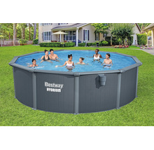 Runder Bestway Hydrium Stahlwandpool im Garten mit einer sechsköpfigen Familie beim Schwimmen.