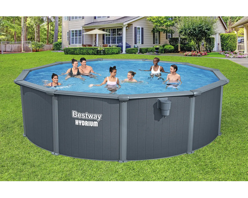 Runder Bestway Hydrium Stahlwandpool im Garten mit einer sechsköpfigen Familie beim Schwimmen.