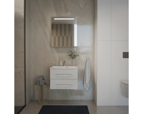 Modernes Badezimmer-Set mit weißem Waschbeckenunterschrank, zwei Schubladen und Spiegelschrank mit LED-Licht an einer Wand in Marmor-Optik.