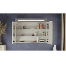 Weißer Badezimmerspiegelschrank mit zwei geöffneten Türen, drei Glasböden und integrierter LED-Beleuchtung oben.