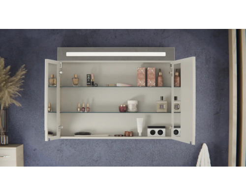 Weißer Badezimmerspiegelschrank mit zwei geöffneten Türen, drei Glasböden und integrierter LED-Beleuchtung oben.