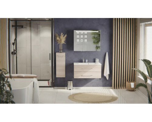 Modernes Badezimmer mit hellem Waschtisch, Spiegelschrank, begehbarer Dusche und freistehender Badewanne. Hell und organisiert.