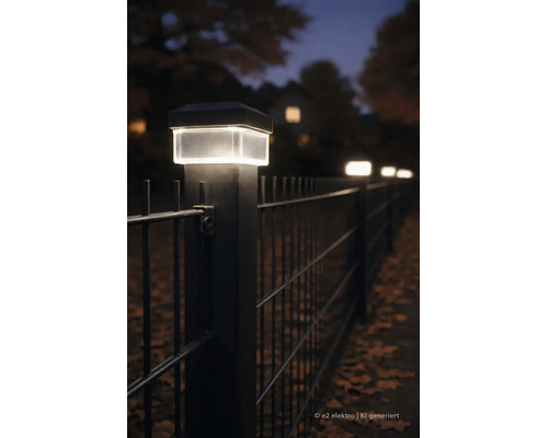Beleuchtete LED-Pfostenkappen auf einem Doppelstabmattenzaun bei Nacht zur hellen und dekorativen Außenbeleuchtung.
