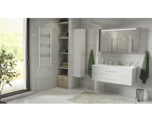 Modernes Badezimmer mit weißem Waschtischunterschrank, Spiegelschrank, Hochschrank, Handtuchheizkörper und offenen Regalen.