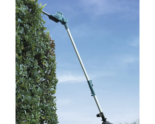 Makita Teleskop-Heckenschere beim Schneiden einer hohen Hecke im Außenbereich.