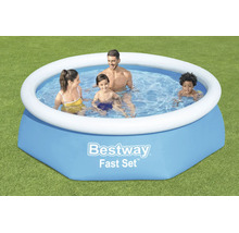 Familie im runden Bestway Fast Set Aufstellpool mit aufblasbarem Ring auf einer Rasenfläche.