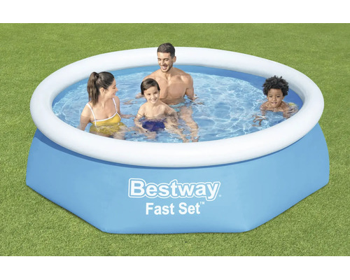 Familie im runden Bestway Fast Set Aufstellpool mit aufblasbarem Ring auf einer Rasenfläche.