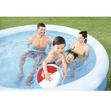 Familie mit zwei Kindern spielt mit einem Wasserball in einem runden aufblasbaren Pool im Garten auf dem Rasen.