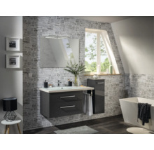 Modernes Badezimmer mit anthrazitfarbenem Waschbeckenunterschrank, Seitenschrank, großem Spiegel und freistehender Badewanne.