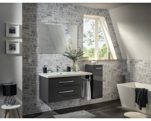 Modernes Badezimmer mit anthrazitfarbenem Waschbeckenunterschrank, Seitenschrank, großem Spiegel und freistehender Badewanne.