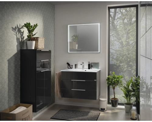 Modernes Badezimmer mit dunklem Waschtischunterschrank, weißem Waschbecken, beleuchtetem Spiegel und hohem Beistellschrank.