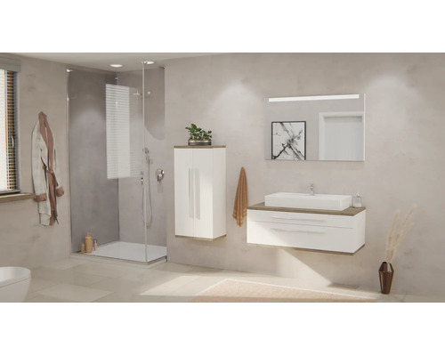 Helles, organisiertes Badezimmer mit Glasdusche, weißem Waschtischunterschrank, Aufsatzwaschbecken und passendem Hochschrank in modernem Design.