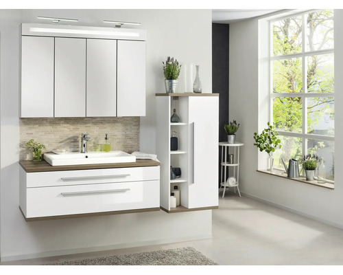 Modernes Badezimmer-Set in Weiß mit Holzakzenten, bestehend aus Spiegelschrank mit Beleuchtung, Waschtisch mit Unterschrank und einem Hochschrank.