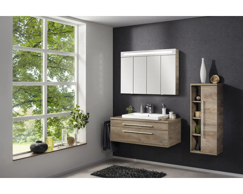 Modernes Badezimmer Set in Holzoptik mit Waschtischunterschrank, weißem Waschbecken, Spiegelschrank mit Beleuchtung und hohem Seitenschrank.