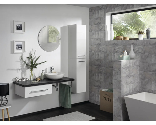 Modernes Badezimmer mit weißem Waschtischunterschrank, dunkler Arbeitsplatte, Aufsatzwaschbecken, hohem Seitenschrank und rundem Spiegel.