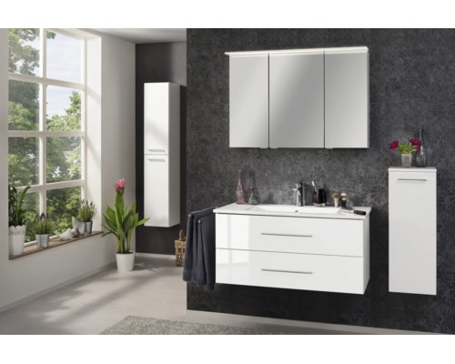 Modernes Badezimmermöbel-Set mit Waschtischunterschrank, dreitürigem Spiegelschrank und zwei Seitenschränken.