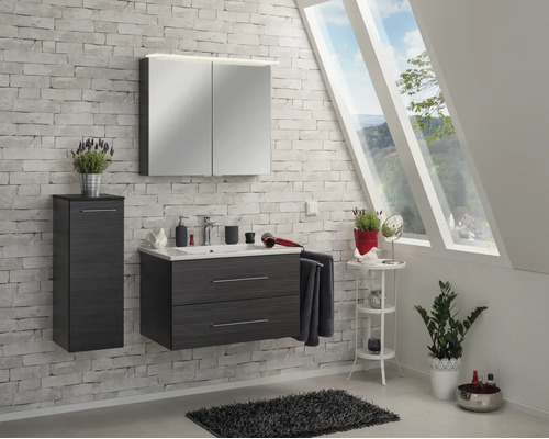 Modernes, helles Badezimmer mit anthrazitfarbenem Waschtischunterschrank, Keramikbecken, Spiegelschrank und Hochschrank vor einer Ziegelwand.