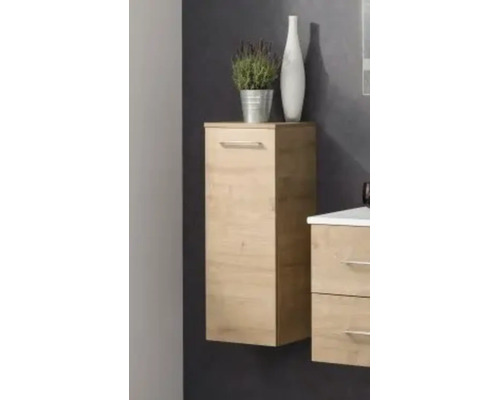 Wandhängender Badezimmer-Seitenschrank in Eichenoptik mit Tür und Metallgriff in einem modern gestalteten Badezimmer.