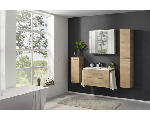 Modernes Badmöbel-Set in Eichenoptik mit Waschbeckenunterschrank, Spiegelschrank und zwei wandhängenden Hochschränken.